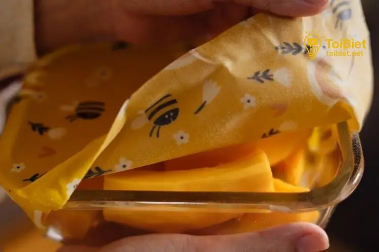 Thay Thế Màng Bọc Thực Phẩm Bằng Sáp Ong Hoặc Hộp Thủy Tinh 9 thay the mang boc thuc pham 6949501f9eed8